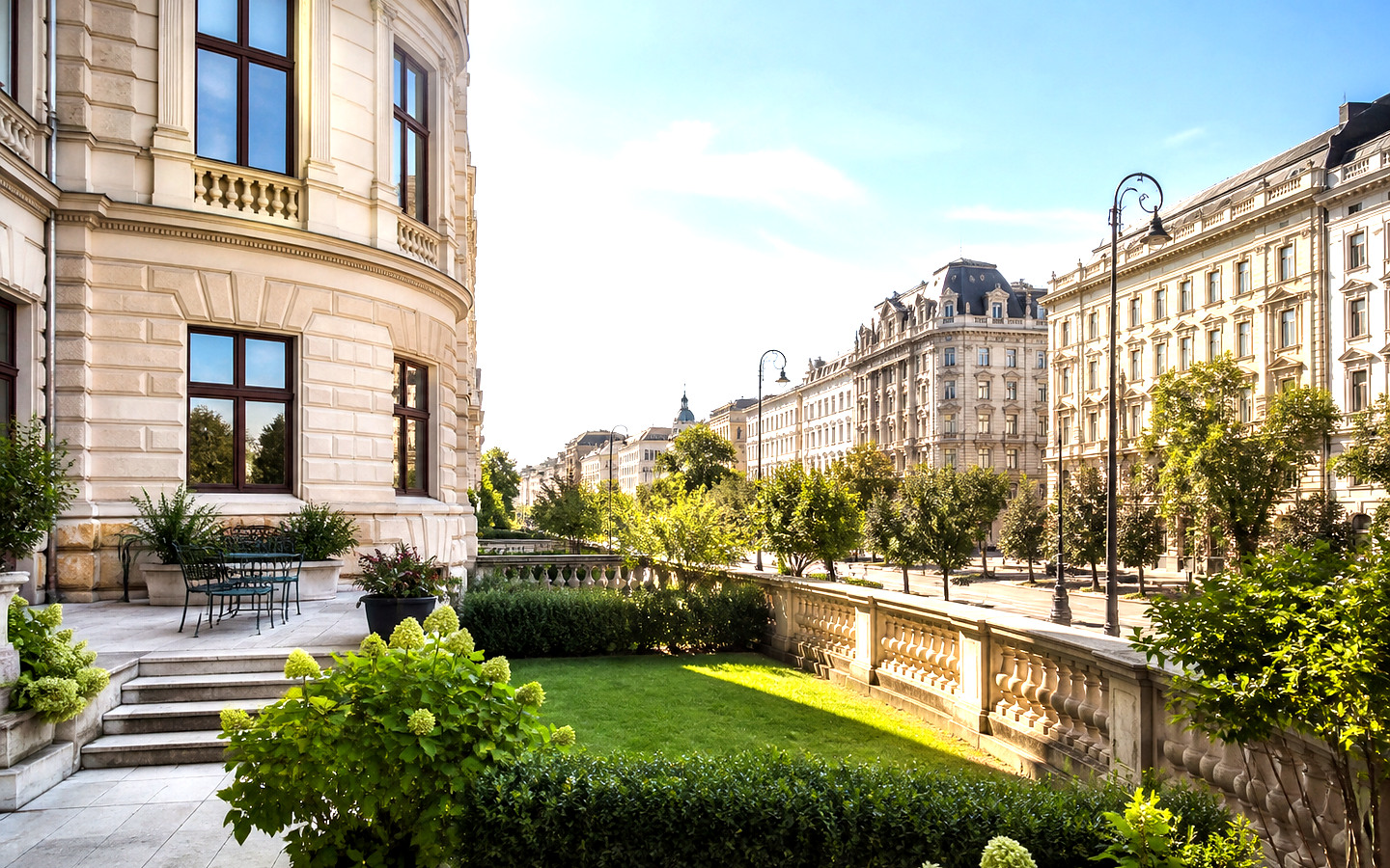Palais und Zinshausbestand als helles Symbolbild für ring-strasse.at